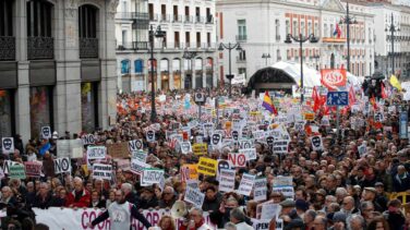 Miles de manifestantes por las pensiones y contra la Ley Mordaza, juntos frente el Gobierno