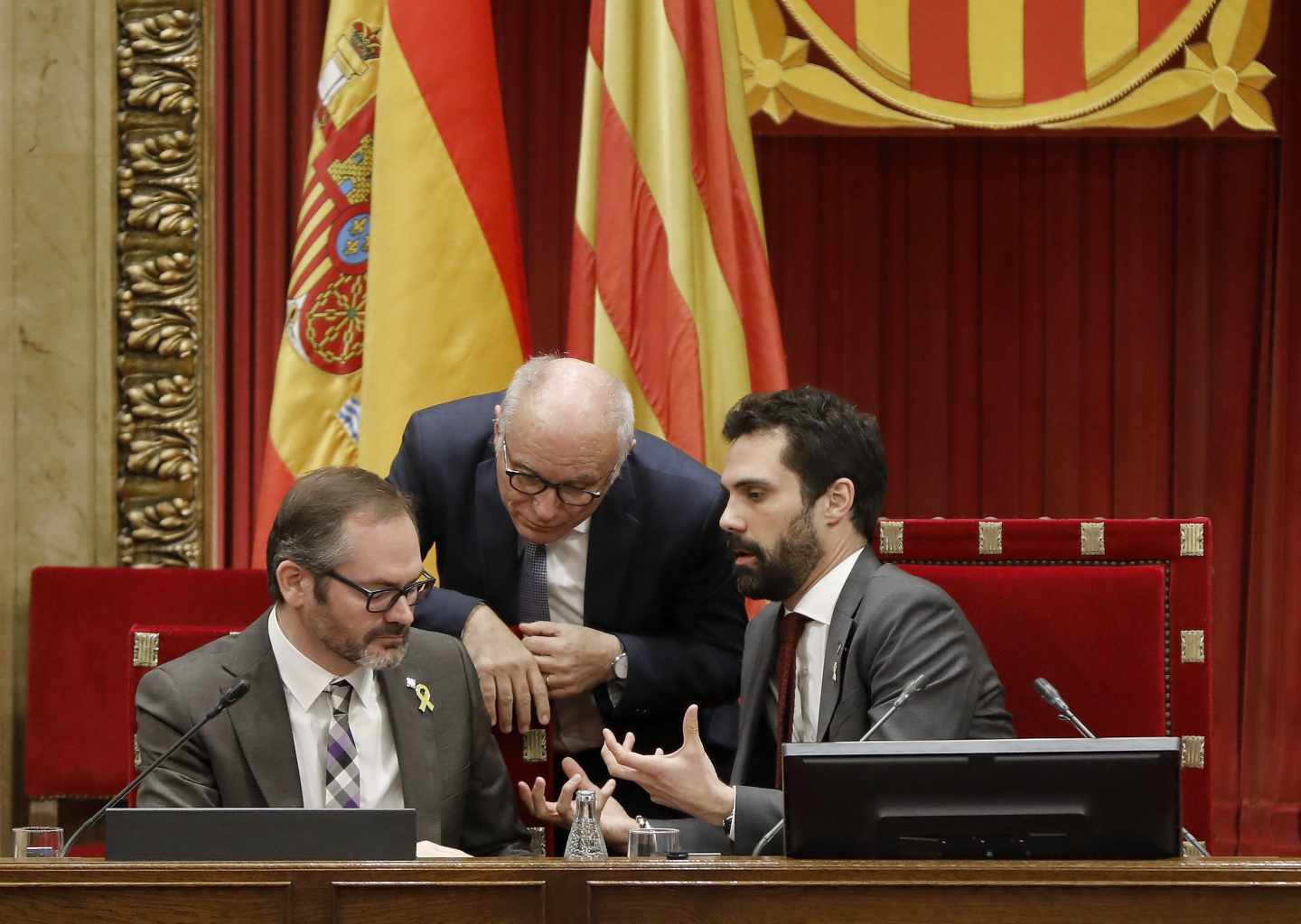 El presidente del Parlament, Roger Torrent, junto al vicepresidente primero Josep Costa (izqda.) y el letrado Xavier Muro.