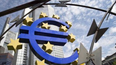 Sale a subasta la escultura del Euro de la sede del BCE por no poder costear su mantenimiento