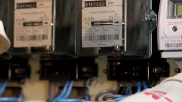 Las eléctricas piden castigar con luz más cara a clientes que no dejan cambiar el contador