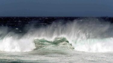 El oleaje mantiene en riesgo a La Coruña, Gerona y Baleares