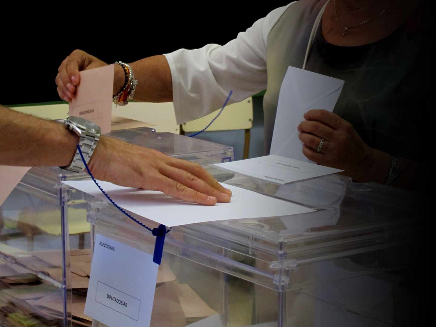 Una mujer vota durante las elecciones de 26-J.