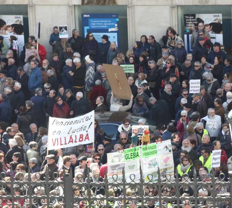 Los jubilados evitan a CCOO y UGT y se suman a la 'mani' contra la Ley Mordaza