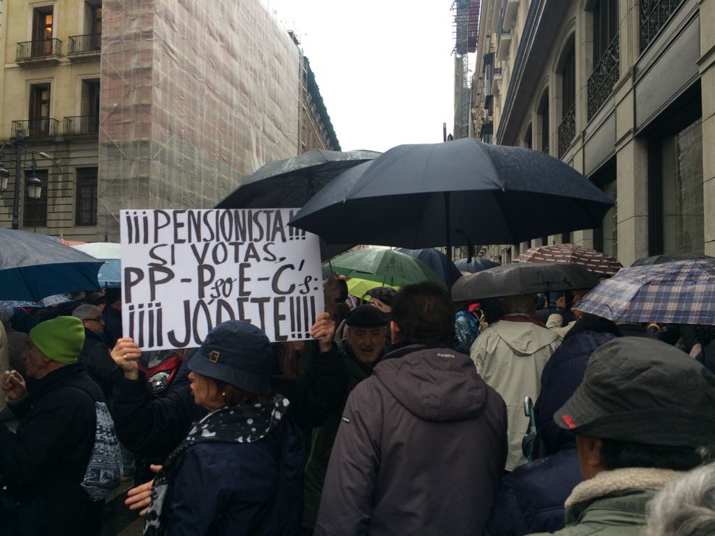 Manifestantes se concentran en Madrid por las pensiones.