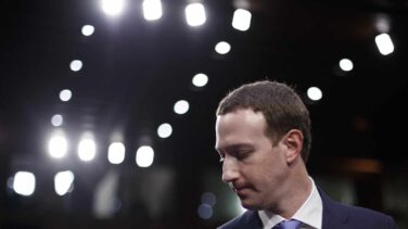 Zuckerberg revela que Facebook colabora con el fiscal de la trama rusa