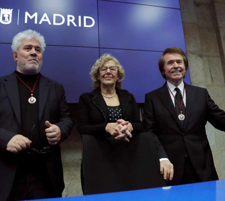 Carmena entrega a Almodóvar y a Raphael sus títulos de hijos adoptivos de Madrid