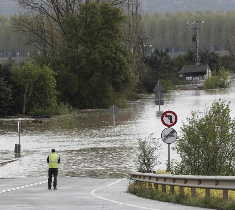 Navarra y Aragón, en alerta ante una crecida extraordinaria del Ebro