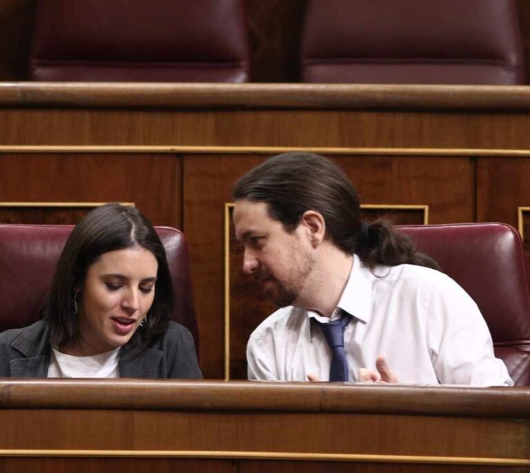 El manual de paternidad de Podemos: alternar permisos y que el padre dé leche materna