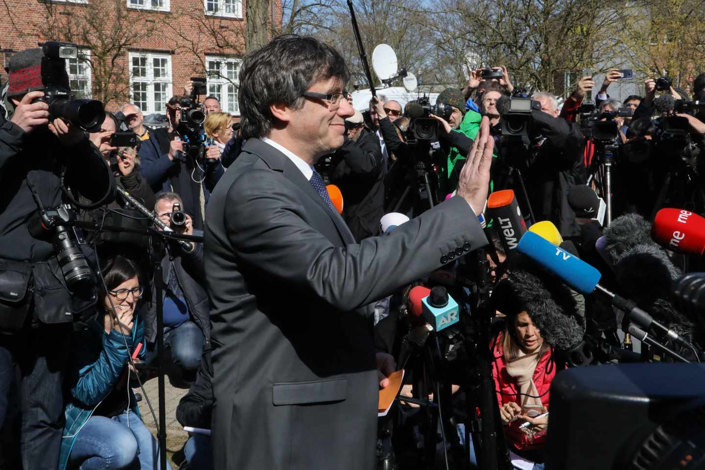 El expresidente de la Generalitat de Cataluña Carles Puigdemont (c) abandona la cárcel de Neumünster en Alemania, hoy, 6 de abril de 2018. Puigdemont ingresó en prisión el pasado 25 de marzo tras ser detenido en aplicación de la euroorden dictada por España.