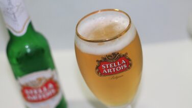 Stella Artois retira una partida de botellas de cerveza porque pueden contener vidrio