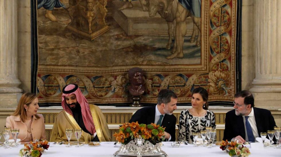 Comida en el Palacio Real: los Reyes, junto al príncipe heredero de Arabia Saudí, Mohamed bin Salmán.