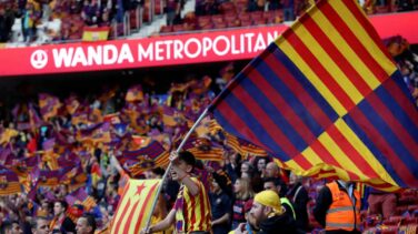 Los vítores de la afición del Sevilla ahogan los pitos al himno en un clima de división