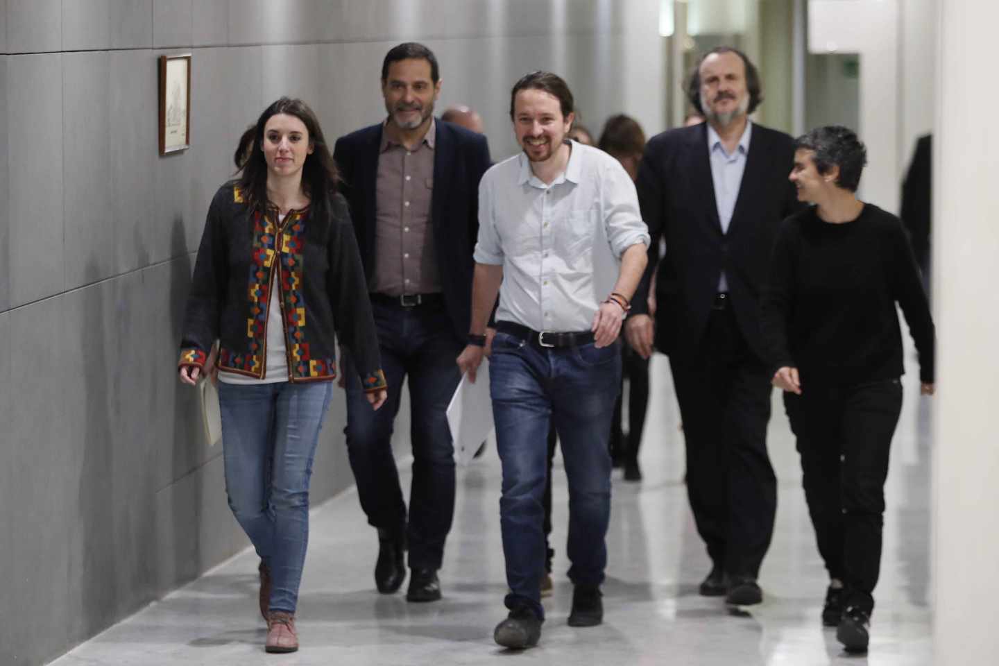Pablo Iglesias, junto su equipo en el Congreso.