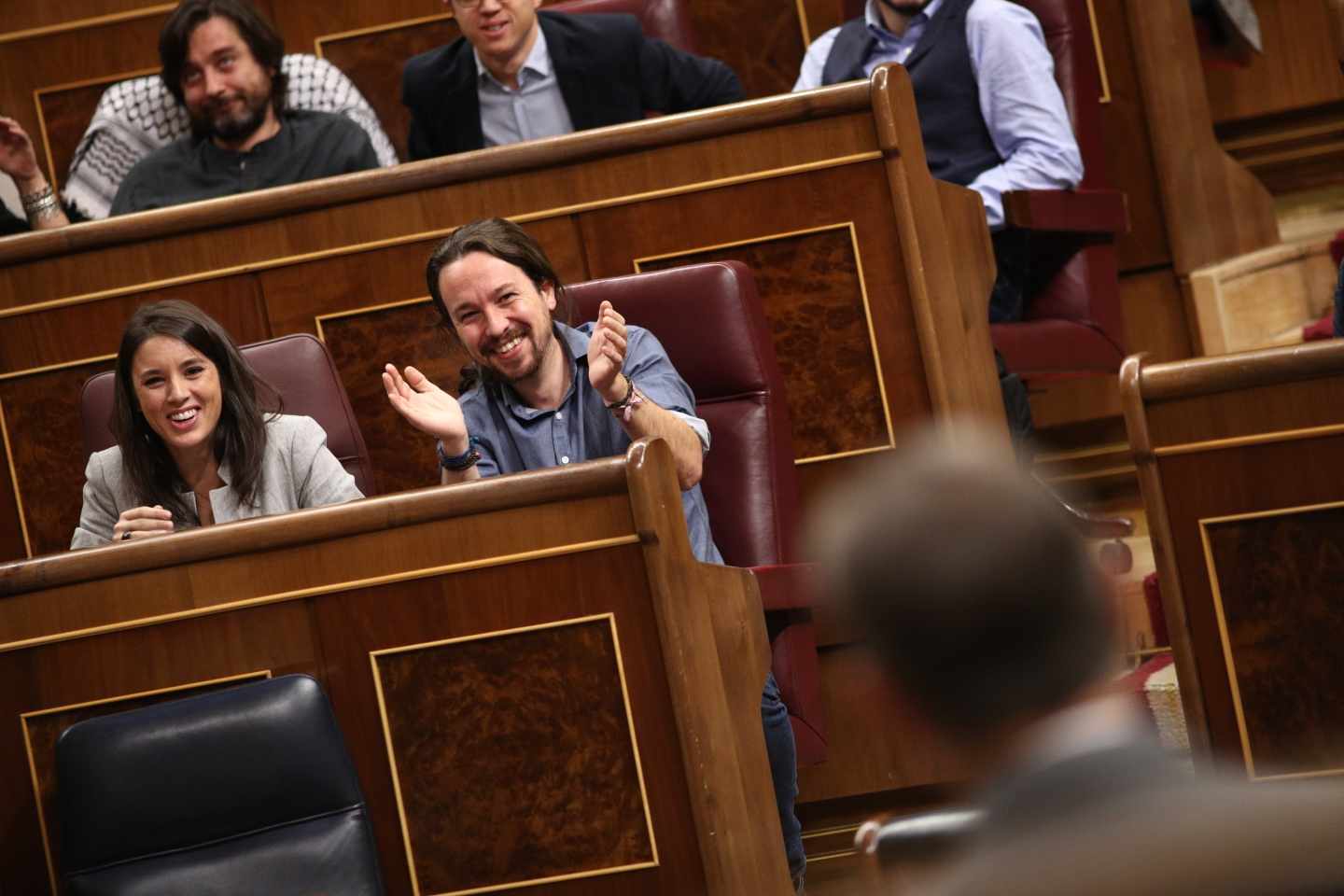 Montero e Iglesias aplauden a Rajoy en una sesión en las Cortes.