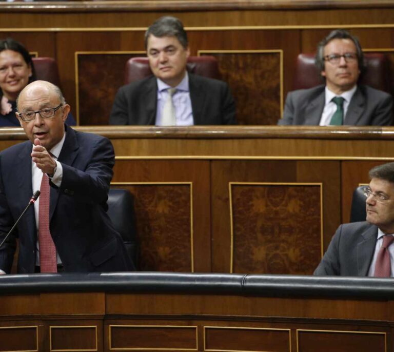 El PSOE insulta a Montoro en el Congreso: "Es un cínico, tramposo compulsivo, trilero fiscal"