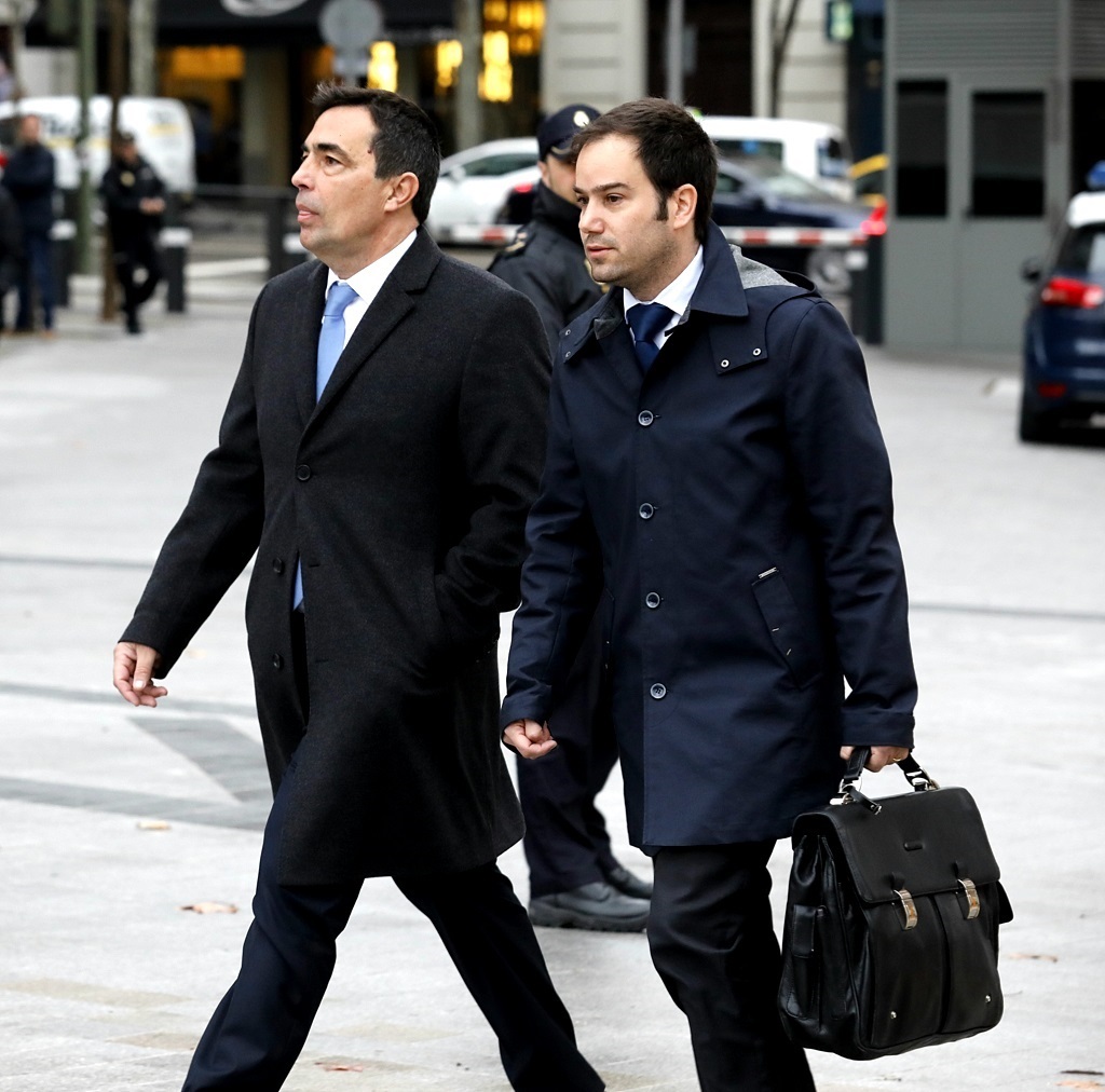 Pere Soler (izquierda) se dirige a declarar a la Audiencia Nacional acompañado por su abogado.