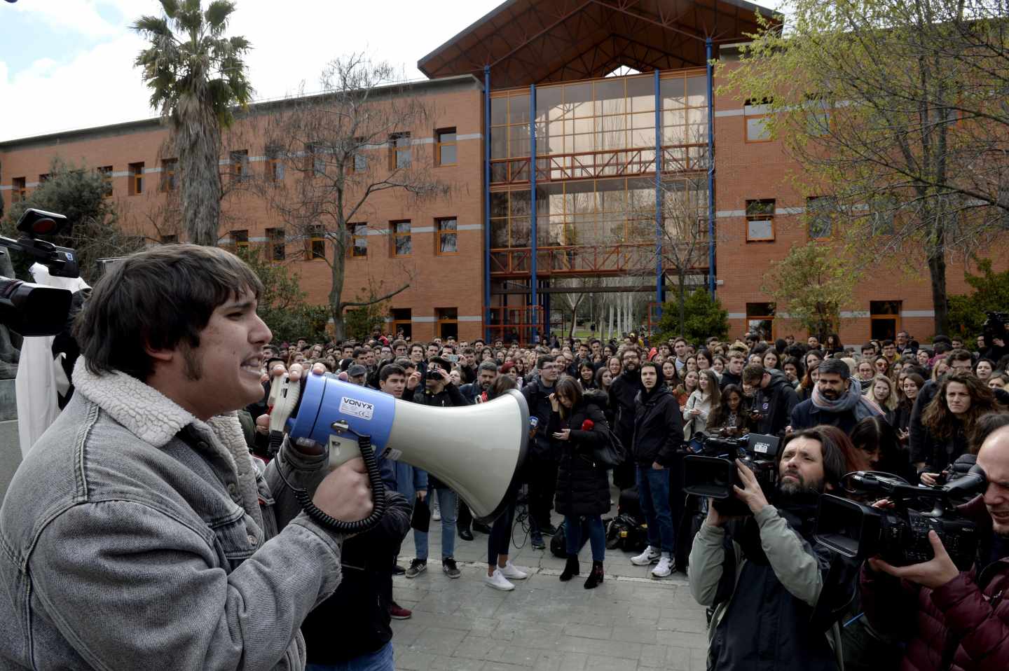 Un grupo de estudiantes protesta frente a la Rey Juan Carlos.
