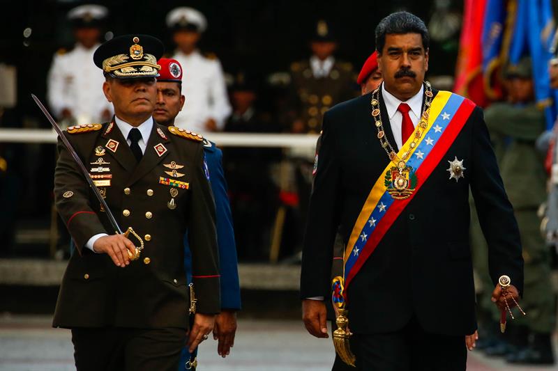 El presidente de Venezuela, Nicolás Maduro, en su toma de posesión, junto al ministro de Defensa.