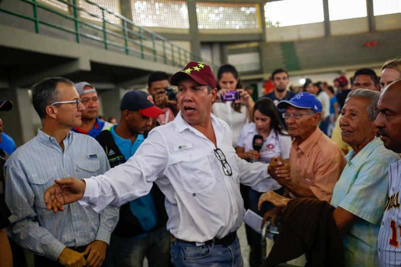 El opositor venezolano Henri Falcón vota en Barquisimeto.