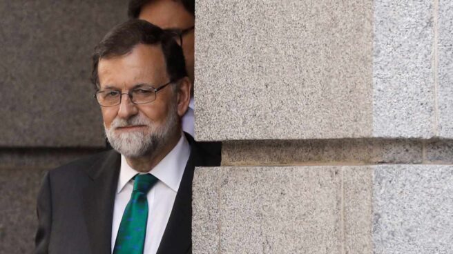 Rajoy con chubasquero para el apocalipsis