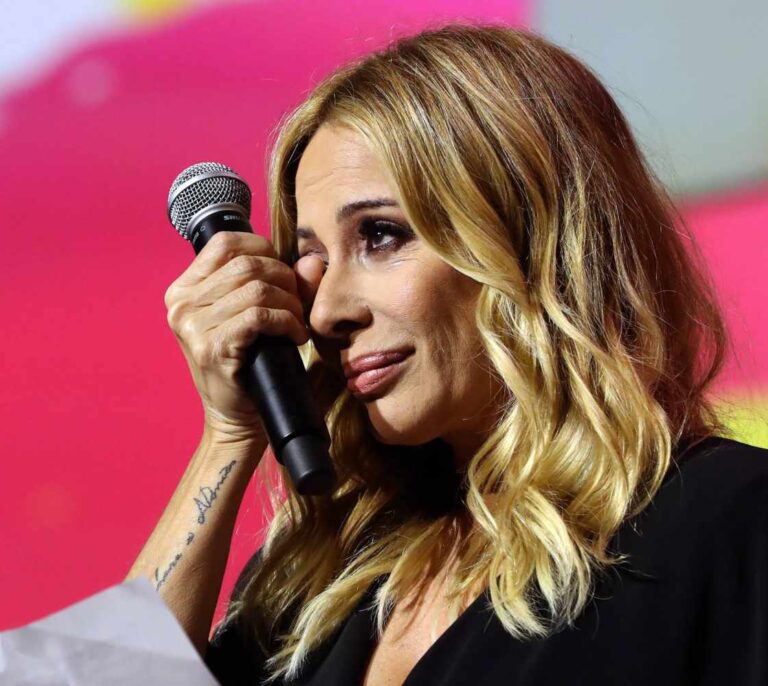 Marta Sánchez canta entre lágrimas el himno español en la nueva plataforma de Cs