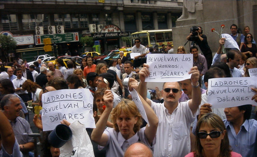 Argentina: Protesta en 2002 en Buenos Aires por el corralito.