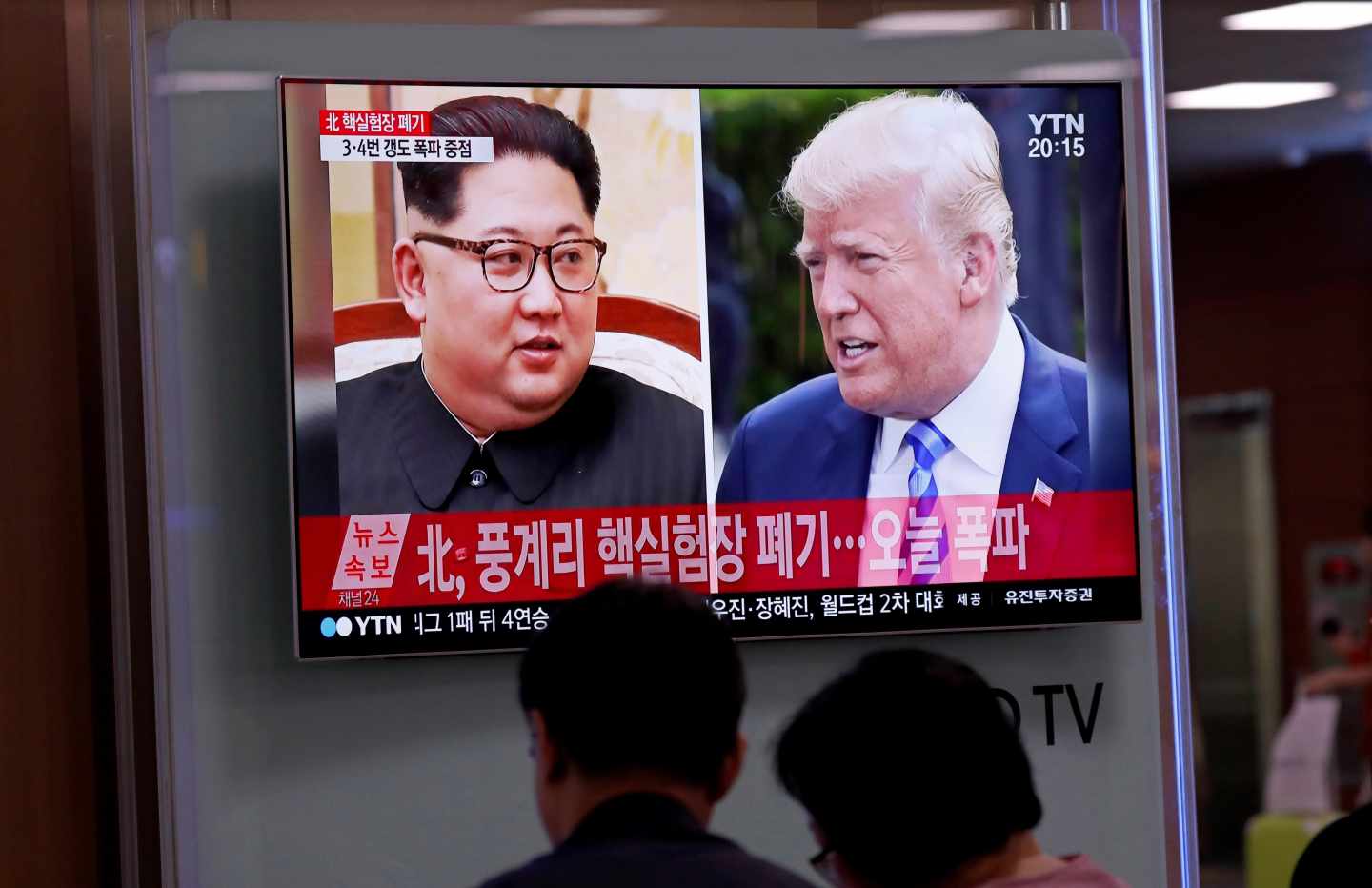 Varios surcoreanos siguen por televisión informaciones referidas a los líderes norcoreano, Kim Jong-un, y estadoundiense, Donald Trump, en la Estación de Seúl.