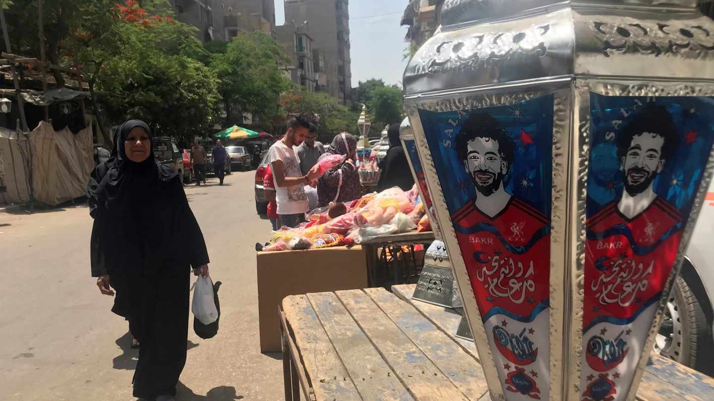 En El Cairo, durante el Ramadán los mercadillos venden faroles típicos adornados con la imagen de Mo Salah.