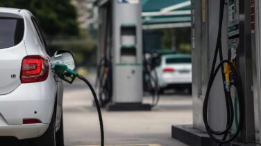 Las petroleras culpan al Gobierno de la caída de la venta de coches por “asustar” a la gente