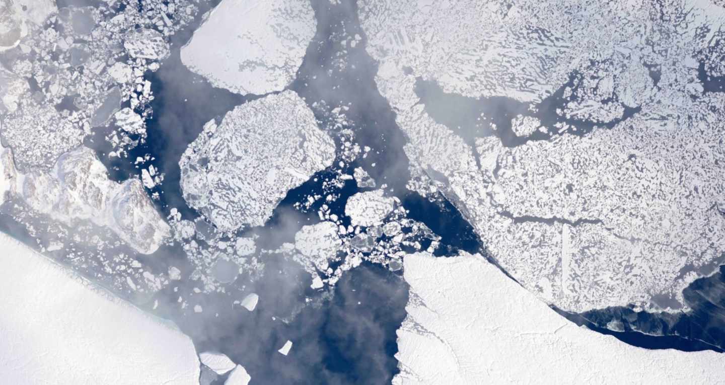 Foto satélite del hielo derritiéndose en Groenlandia
