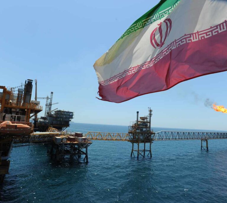 El petróleo acelera a nuevos máximos de cuatro años tras la ruptura entre EEUU e Irán