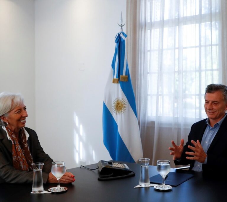 Argentina solicita el apoyo financiero del FMI para contener el derrumbe del peso