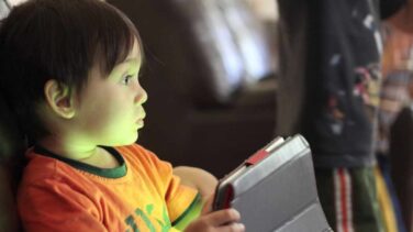 Los menores de cinco años no deben ver más de una hora al día de pantallas, según la OMS