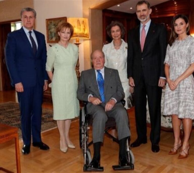 El Rey Juan Carlos, en silla de ruedas en un almuerzo privado