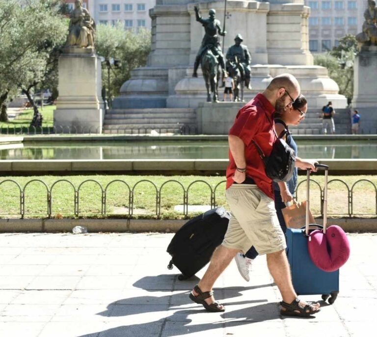 El centro de Madrid, saturado: un turista por cada vecino y más de 8.000 pisos turísticos