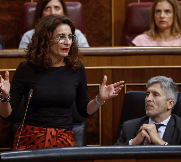 Hacienda ofrece a Podemos cuatro meses de baja de paternidad para funcionarios en 2021