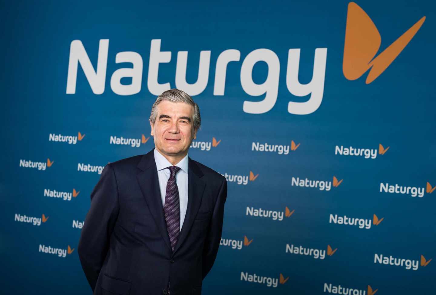 Francisco Reynés con el nuevo logo de Naturgy, ex Gas Natural Fenosa.