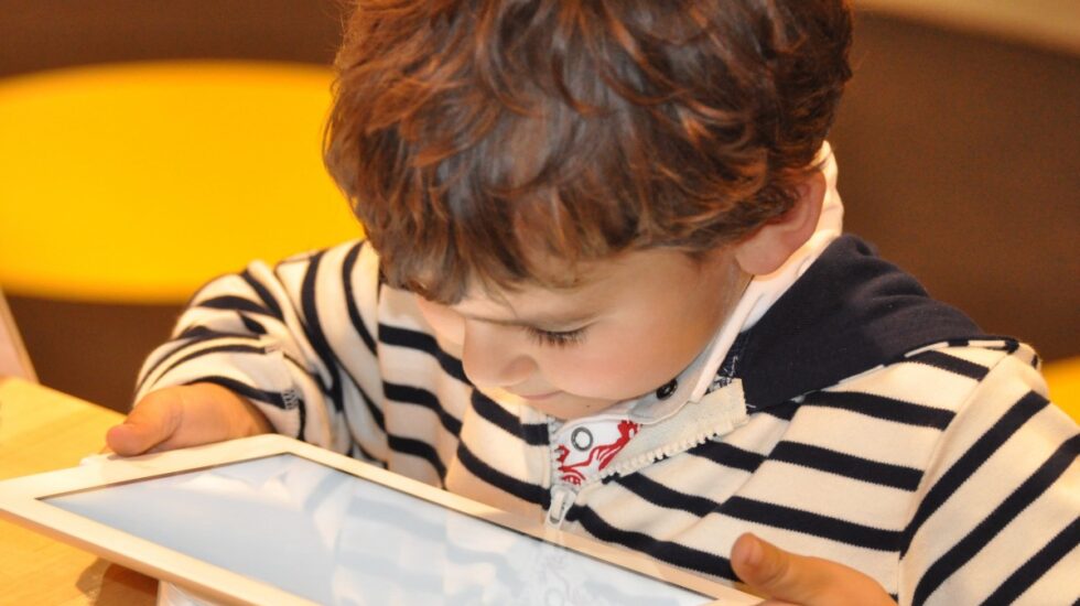 Los niños no son nativos digitales solo porque nacen en una época donde hay teléfonos inteligentes o tabletas.