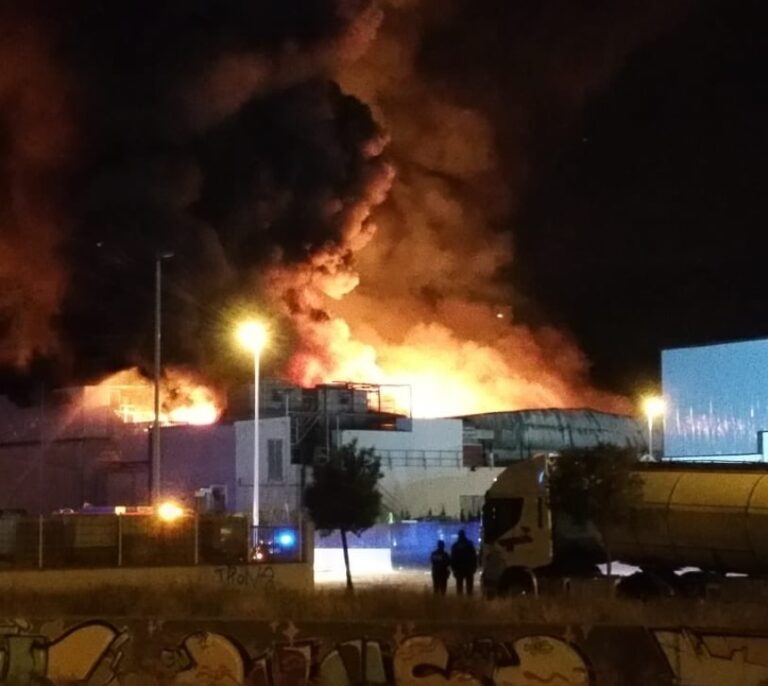 Un incendio calcina una fábrica del proveedor de panes y tartas de Mercadona