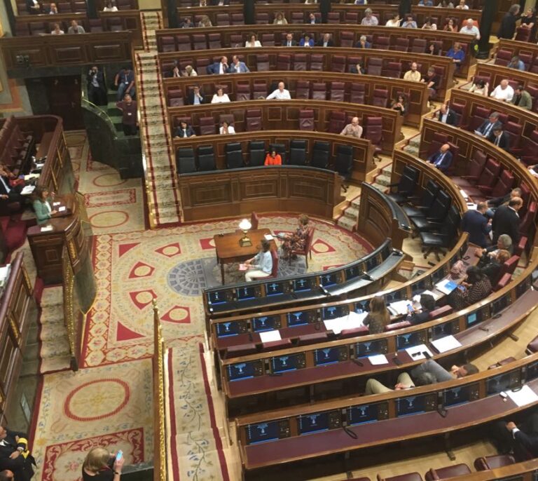 El Congreso licita por primera vez las clases de idiomas a diputados: 117.900 euros al año