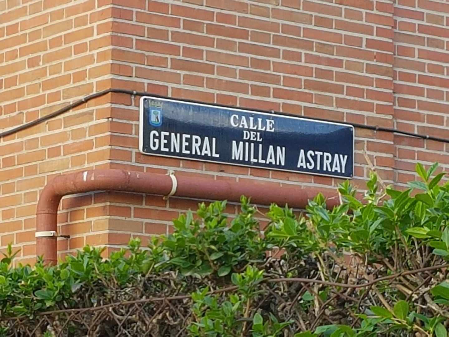 Placa de la calle General Millán Astray.