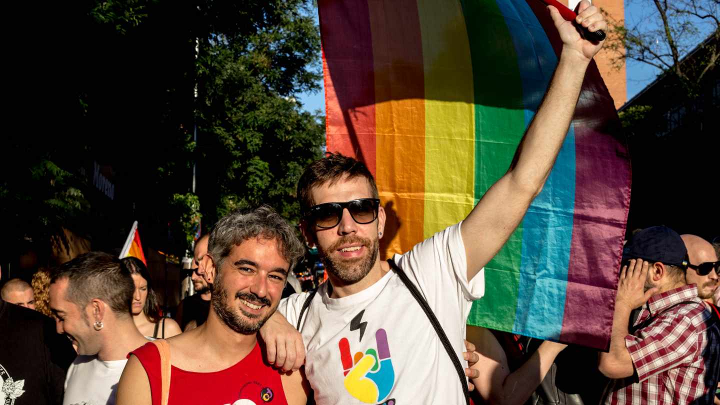 César y Mateo, militantes LGBTI