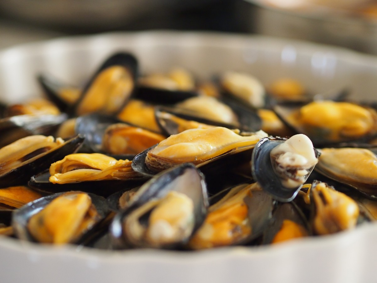 La OCU analiza alimentos marinos y halla microplásticos en el 68% de ellos.