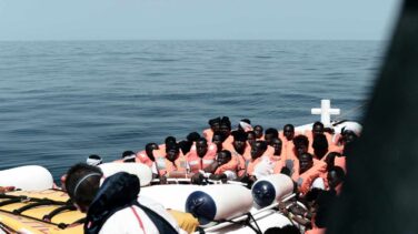 Los migrantes del Aquarius ya navegan rumbo a Valencia en barcos de la Marina italiana