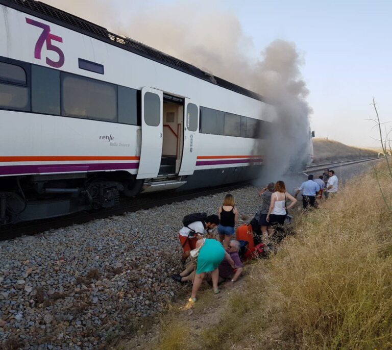 Arde otro tren en Extremadura, desbandada de pasajeros y Fernández Vara estalla