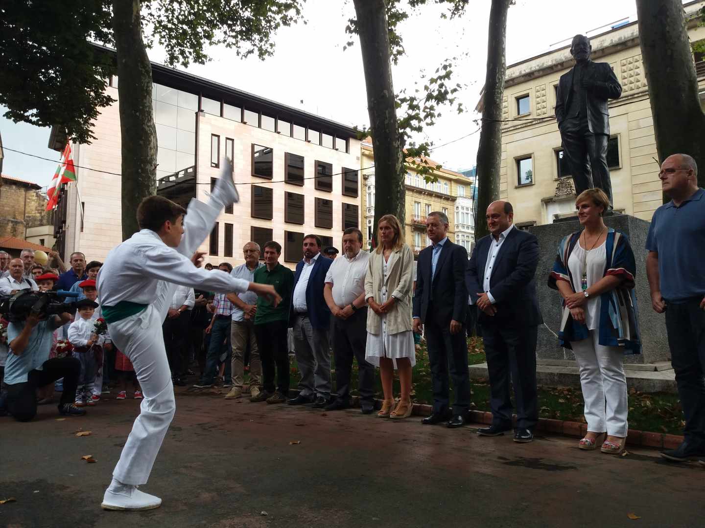 Un dantzari baila ante los dirigentes del PNV y el lehendakari Iñigo Urkullu junto a la estatua de Sabino Arana.