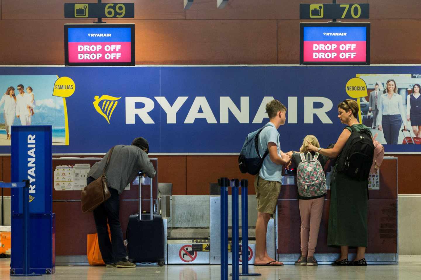 Ryanair, condenada por cobrar recargos "abusivos" por llevar bolso y maleta