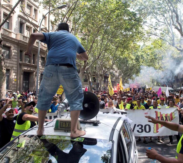 El saldo de cuatro días de huelga del taxi: 100 VTC destrozados y tres hospitalizados