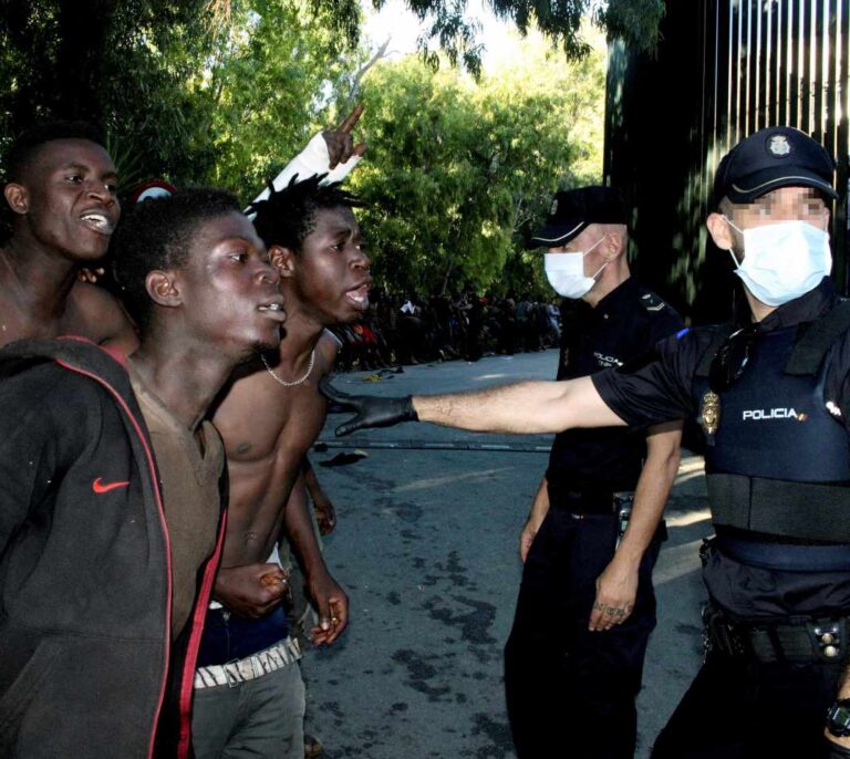 Más de 20 agentes heridos, algunos por cal viva, en el asalto a la valla de Ceuta