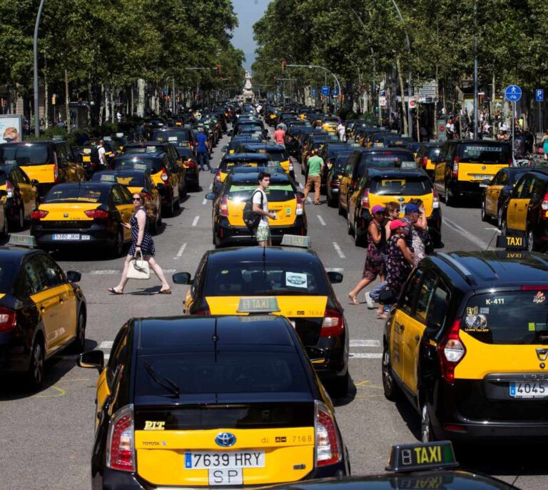 La AMB reabre la guerra con Uber pese al aval de Colau a su regreso a Barcelona